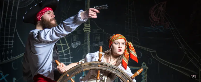 SST-Pirate woman and man